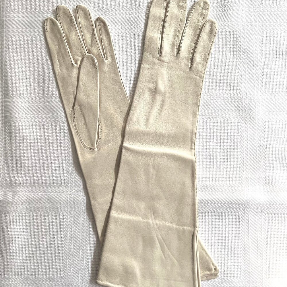 New deadstock elbow lenght opera beige dear skin gloves, from the 50's or 60's